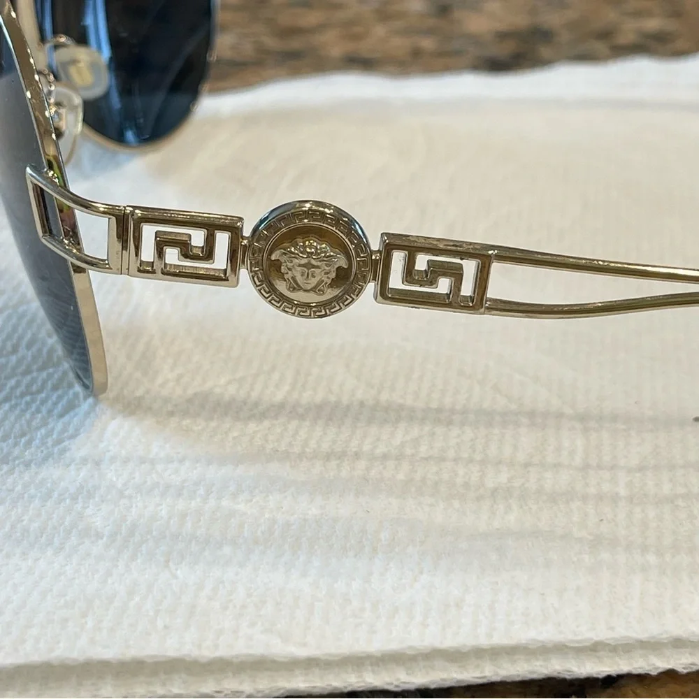 EUC authentic Versace womens sunglasses pilot aviator gold Medusa metal​